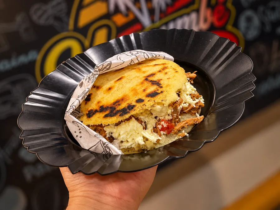 Arepa Pelúa da Merecumbé com carne desfiada e queijo mussarela